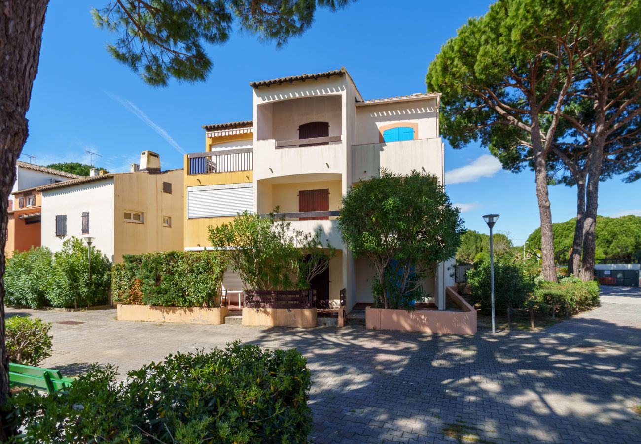 Apartment in Le Grau-du-Roi - Charming apartment for 6 people, with a balcony and a view of the garden