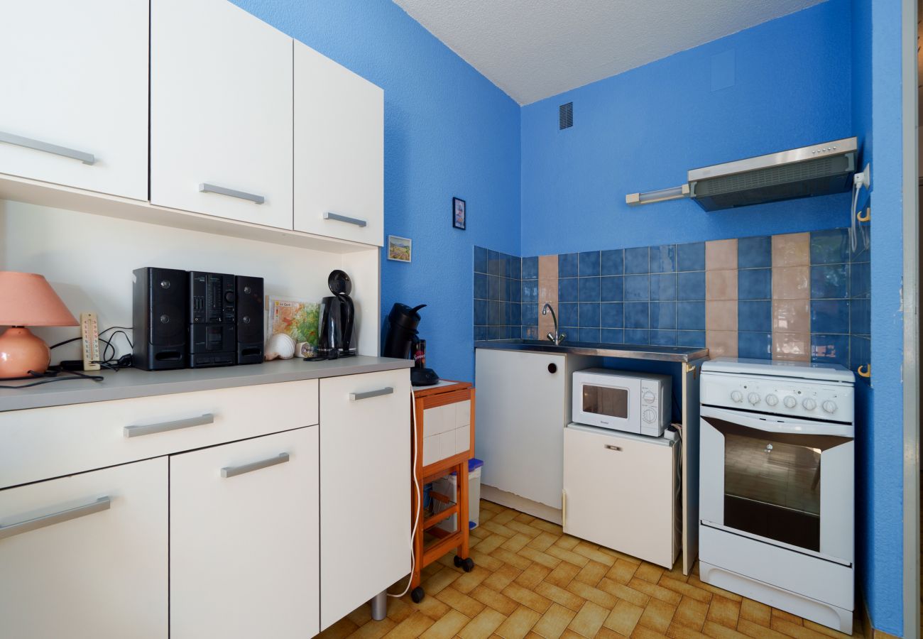 Apartment in Le Grau-du-Roi - Charming apartment for 6 people, with a balcony and a view of the garden