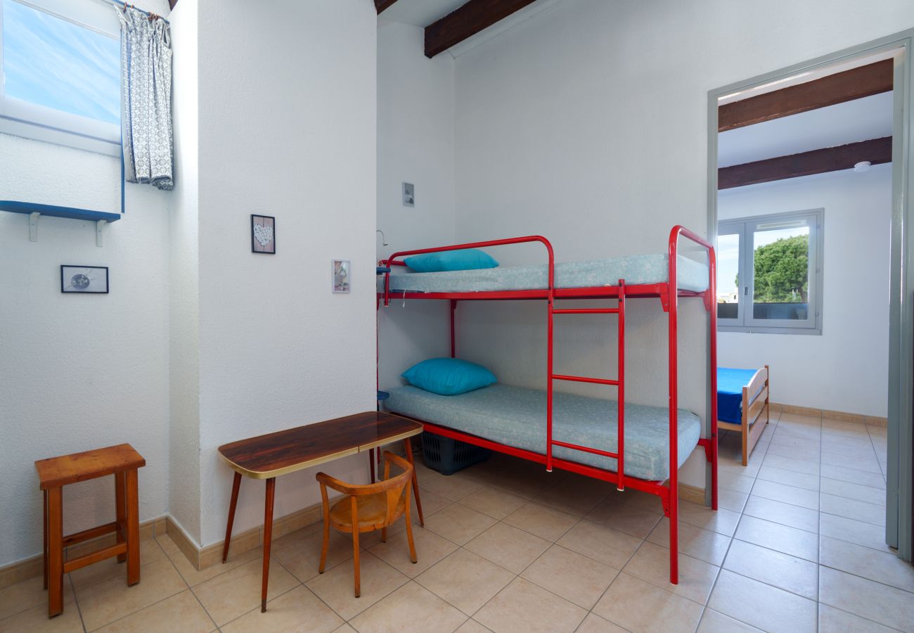 Apartment in Le Grau-du-Roi - Charming apartment for 6 people, with a balcony and a view of the garden