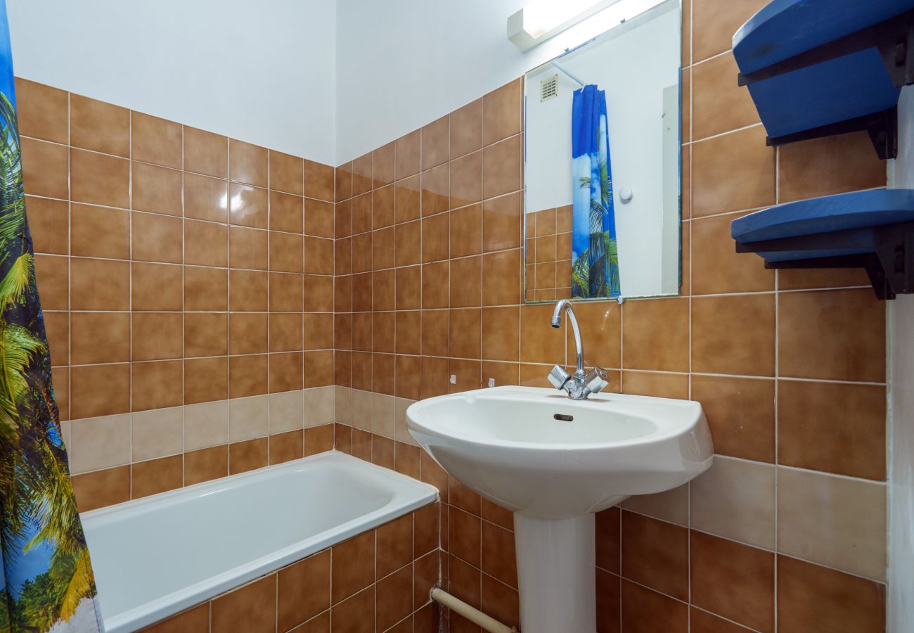 Apartment in Le Grau-du-Roi - Charming apartment for 6 people, with a balcony and a view of the garden