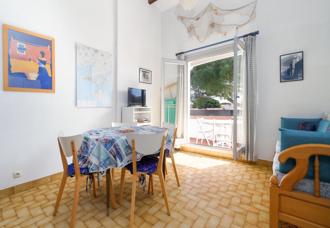 Apartment in Le Grau-du-Roi - Charming apartment for 6 people, with a balcony and a view of the garden