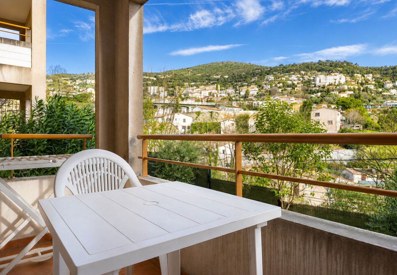 Apartment in Grasse - Air-conditioned flat for 4 people, with a swimming pool and balcony