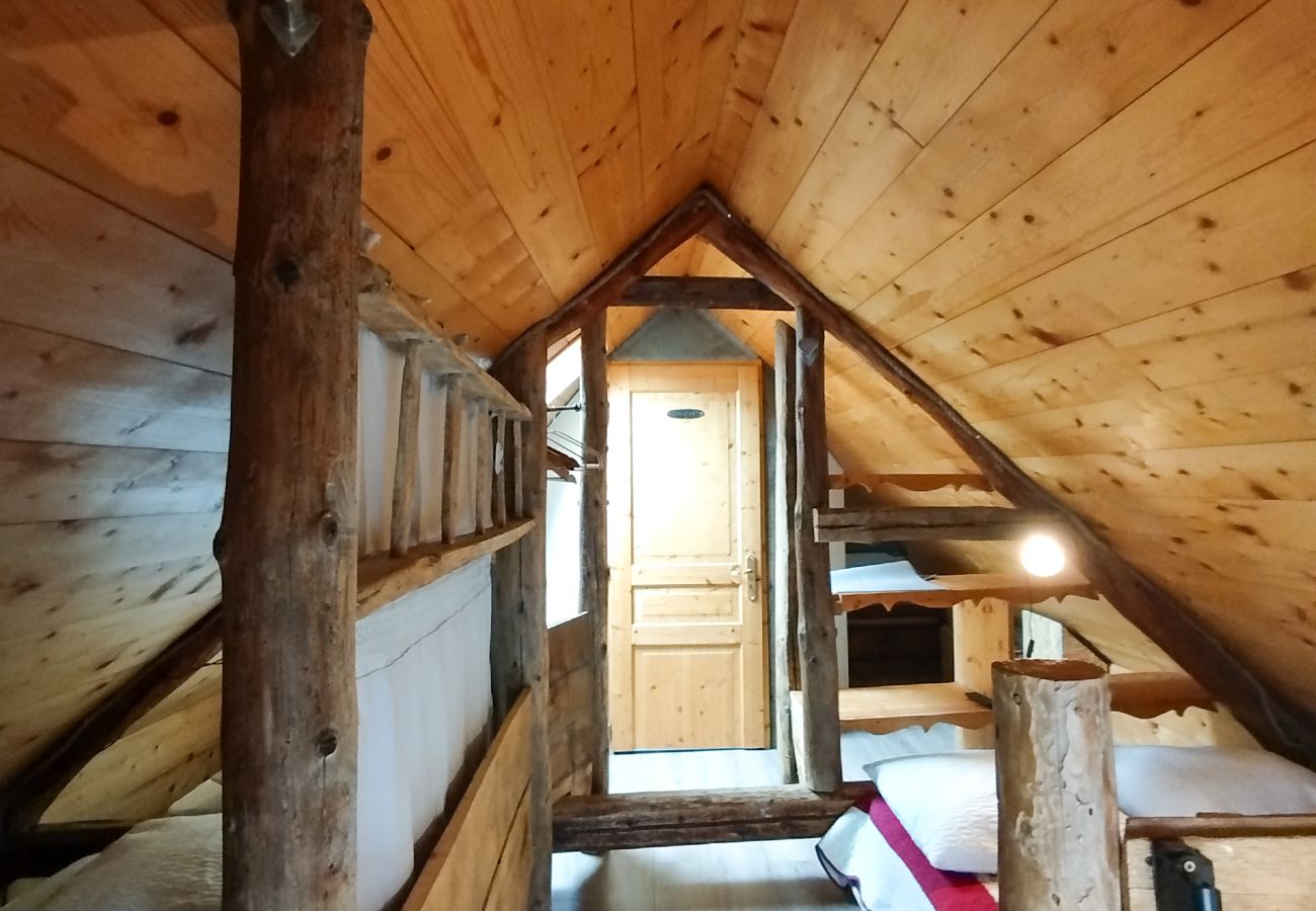 Chalet in Saint-Sorlin-d´Arves - Beautiful little mountain cabin, sleeps 8
