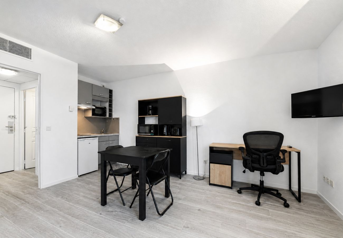 Studio in Grasse - Charming Studio - Sleeps 2 - Bright