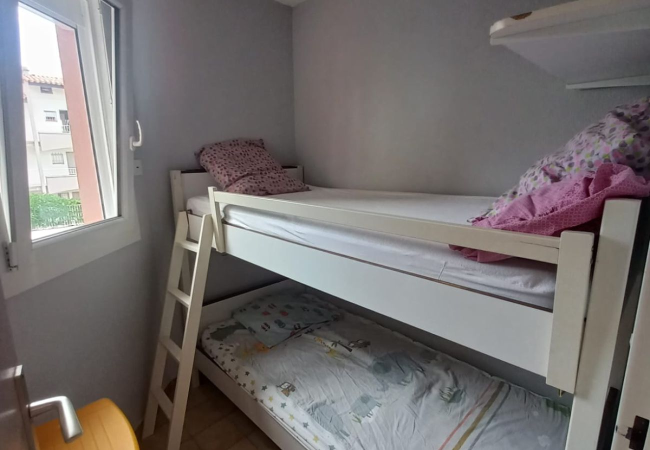 Apartment in Agde - Bright cabin apartment for 4 people with a pool view