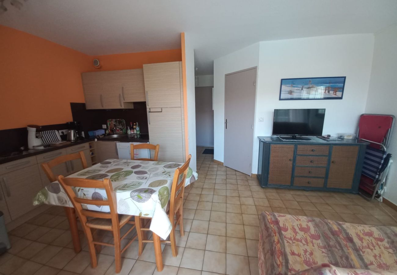 Apartment in Agde - Bright cabin apartment for 4 people with a pool view