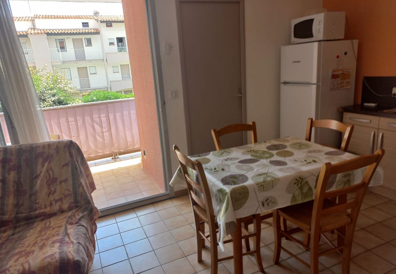 Apartment in Agde - Bright cabin apartment for 4 people with a pool view