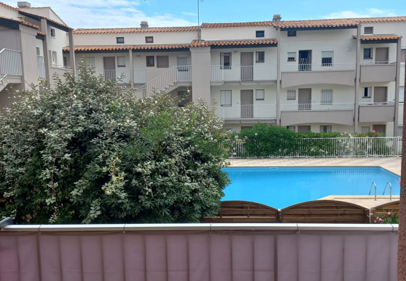 Apartment in Agde - Bright cabin apartment for 4 people with a pool view
