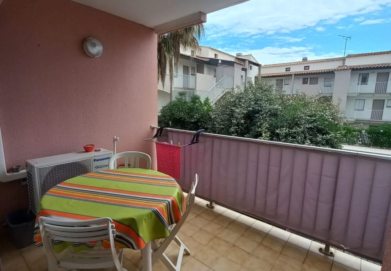 Apartment in Agde - Bright cabin apartment for 4 people with a pool view