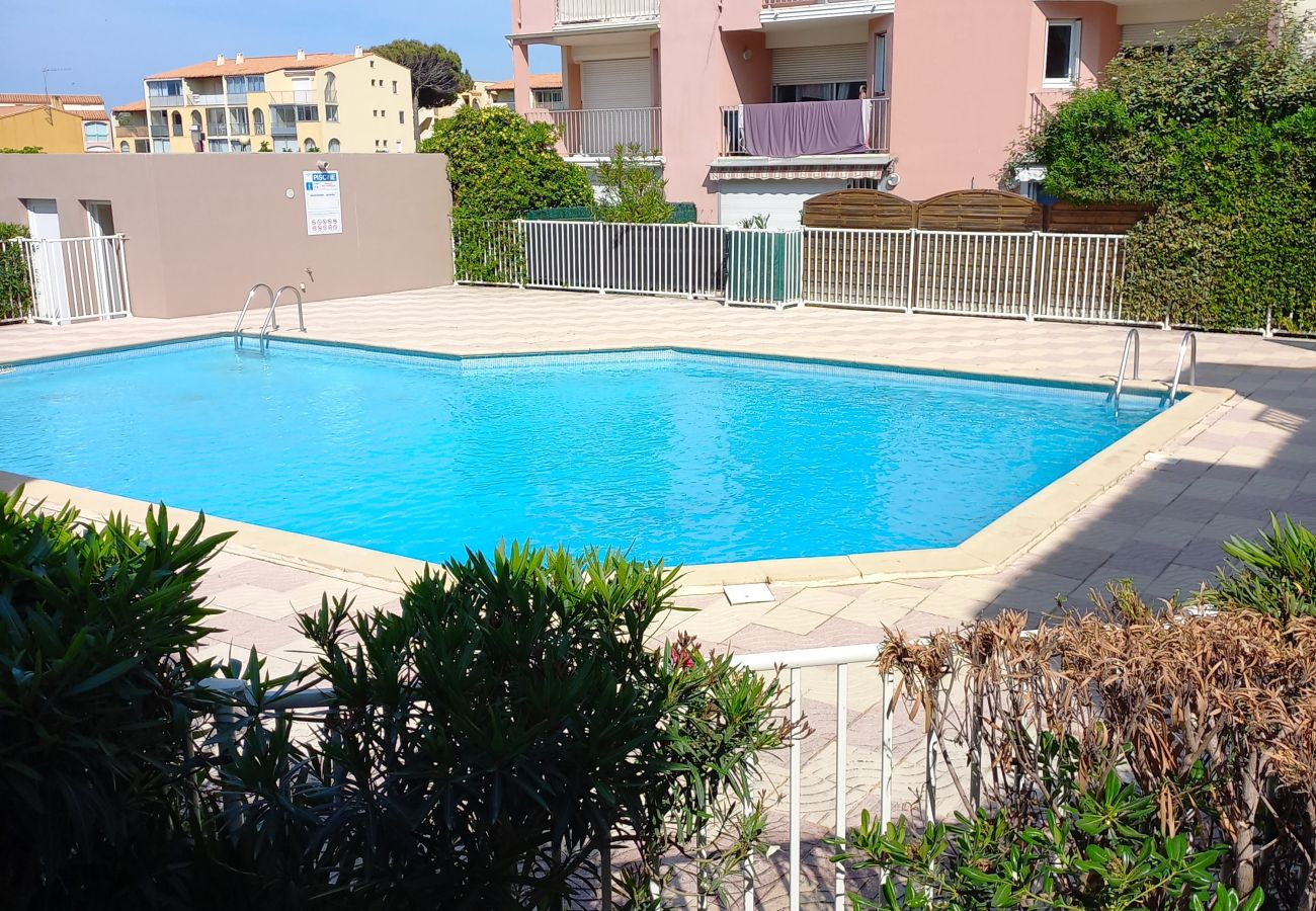 Apartment in Agde - Bright cabin apartment for 4 people with a pool view