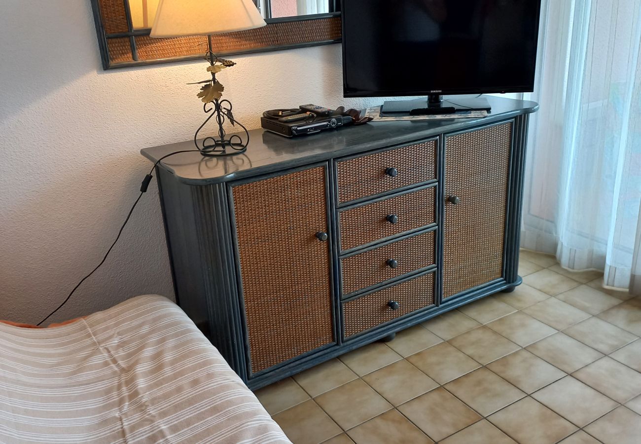Apartment in Agde - Bright cabin apartment for 4 people with a pool view