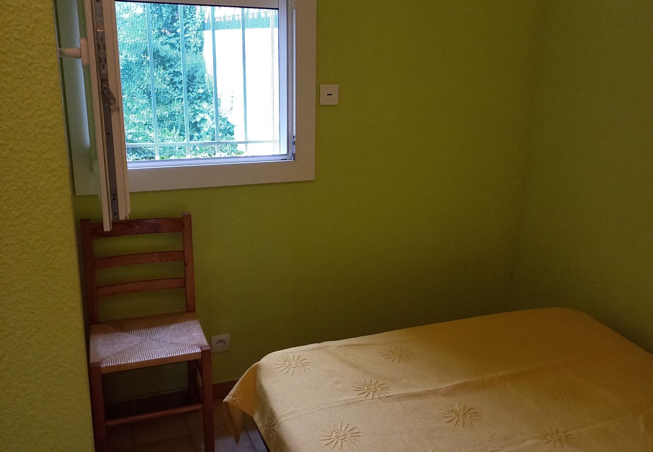 Apartment in Agde - Bright cabin apartment for 4 people with a pool view