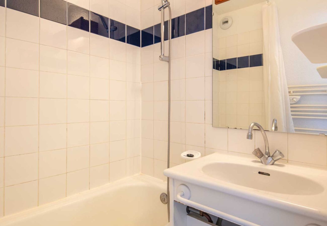 Studio in Tignes - Small, fully furnished studio for 4 people, with a balcony overlooking the ski slope