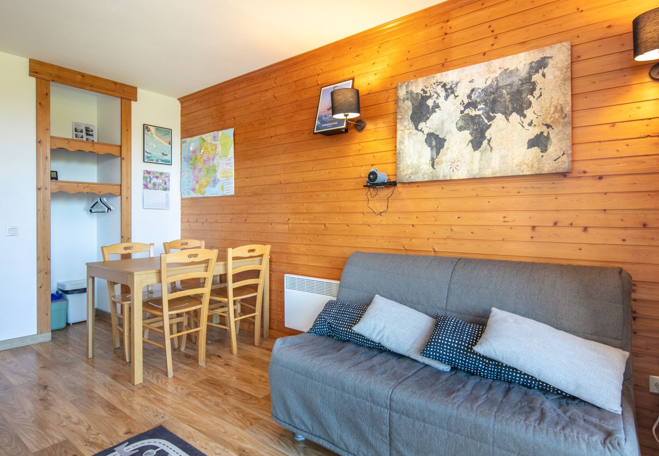 Apartment in Chamrousse - Family apartment with a balcony and a view of the mountains