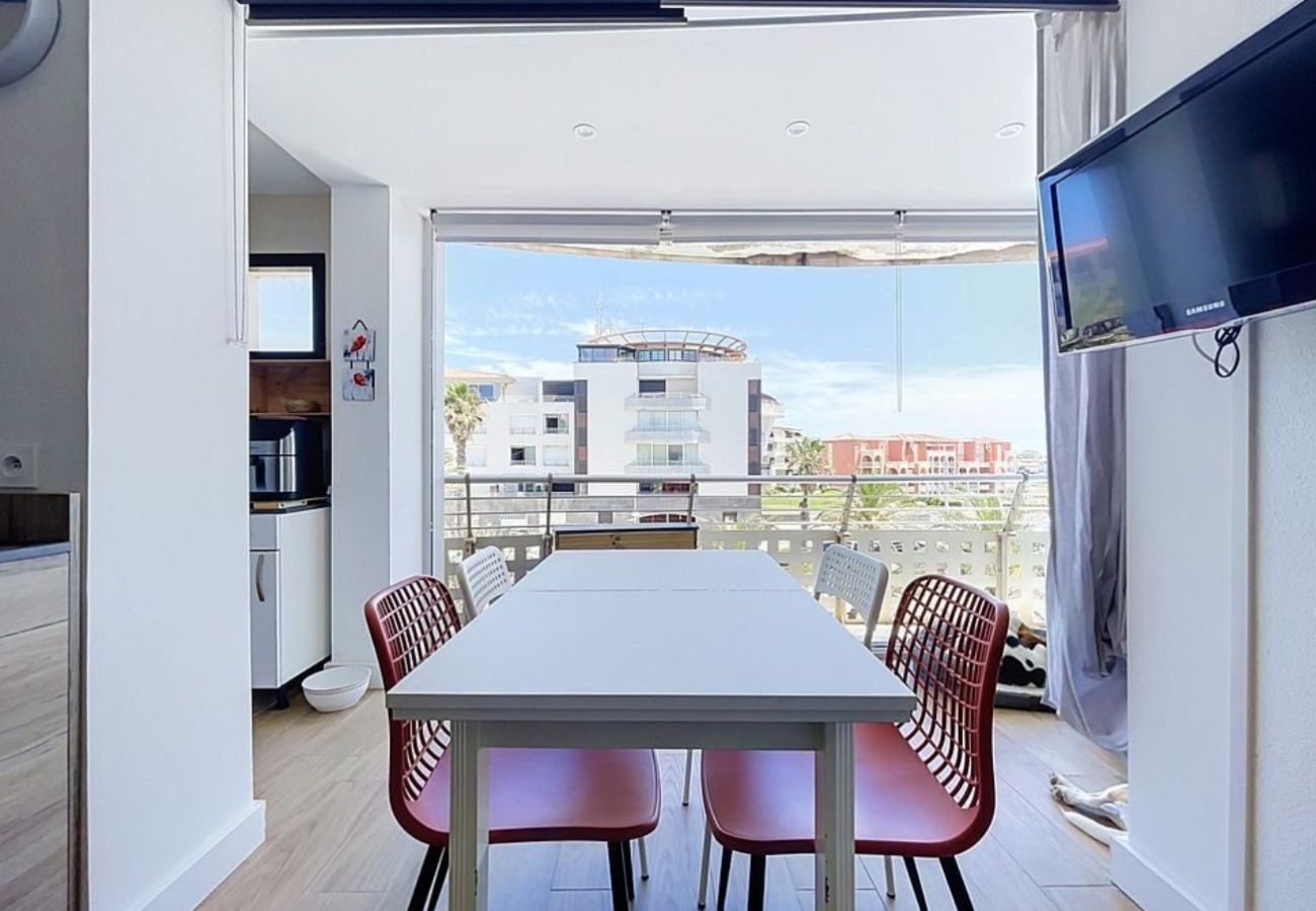 Apartment in Agde - Air-conditioned apartment overlooking the sea, with private parking