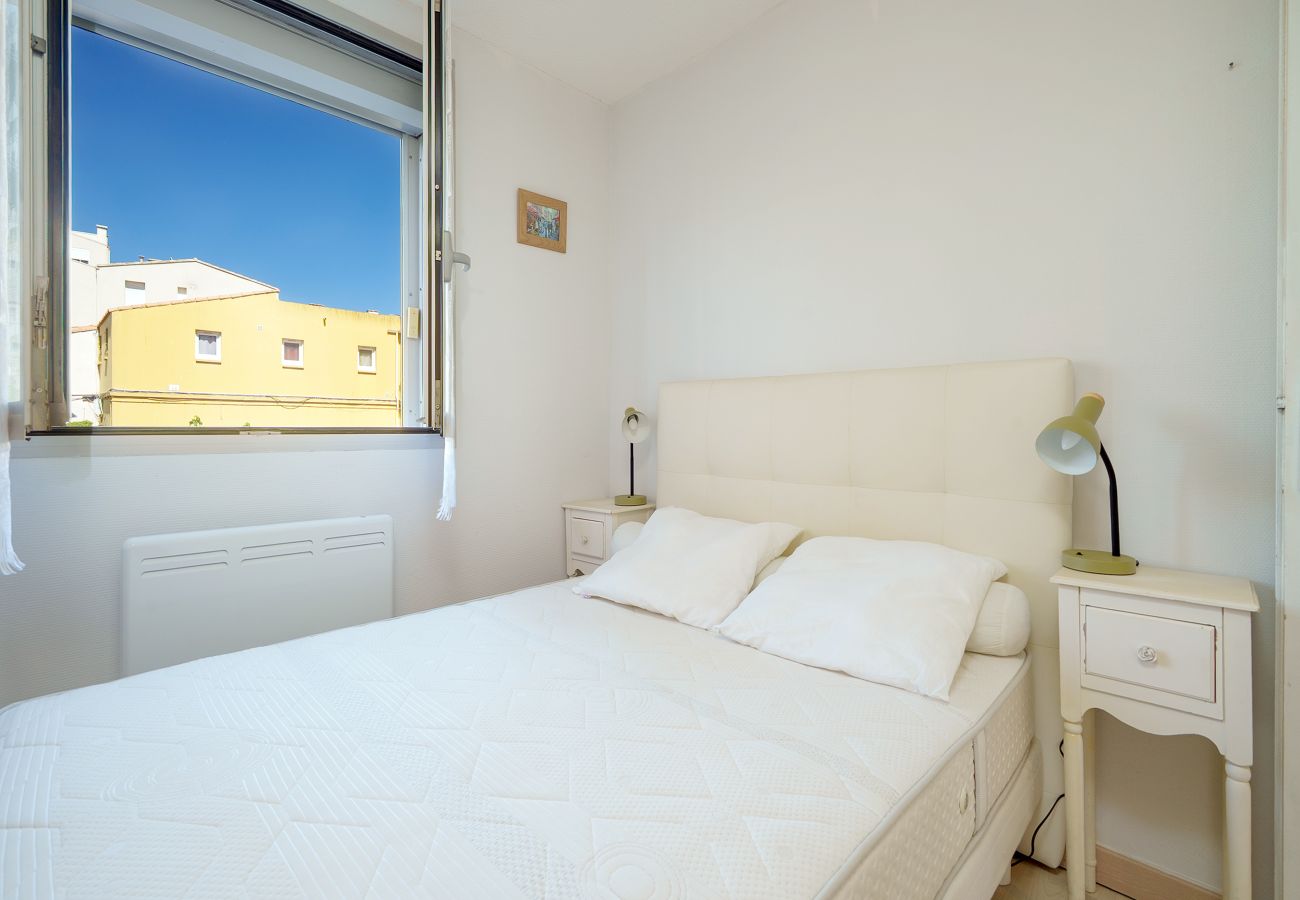 Apartment in Agde - Air-conditioned apartment 300 meters from the beach, with private parking