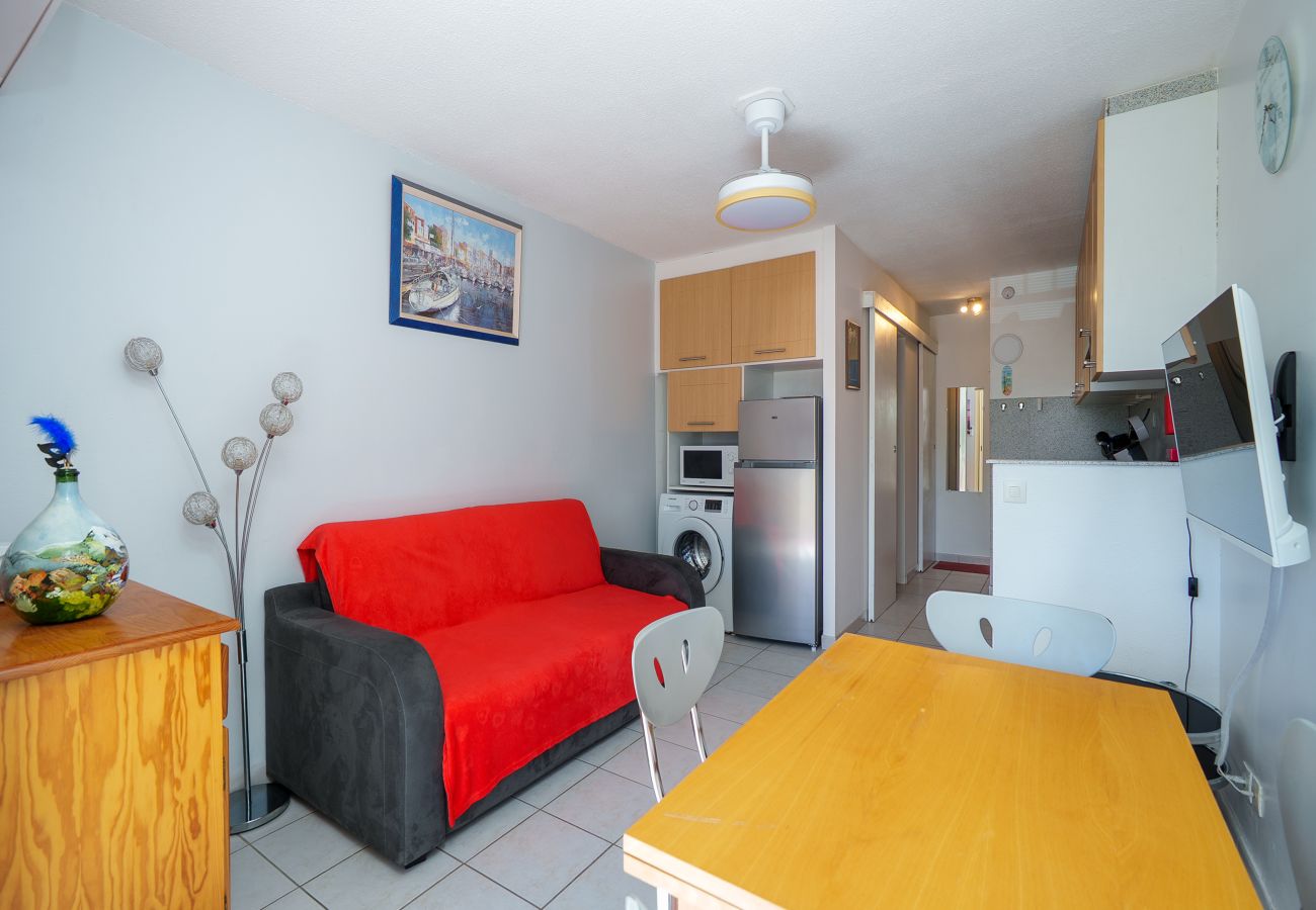 Apartment in Agde - Air-conditioned apartment 300 meters from the beach, with private parking