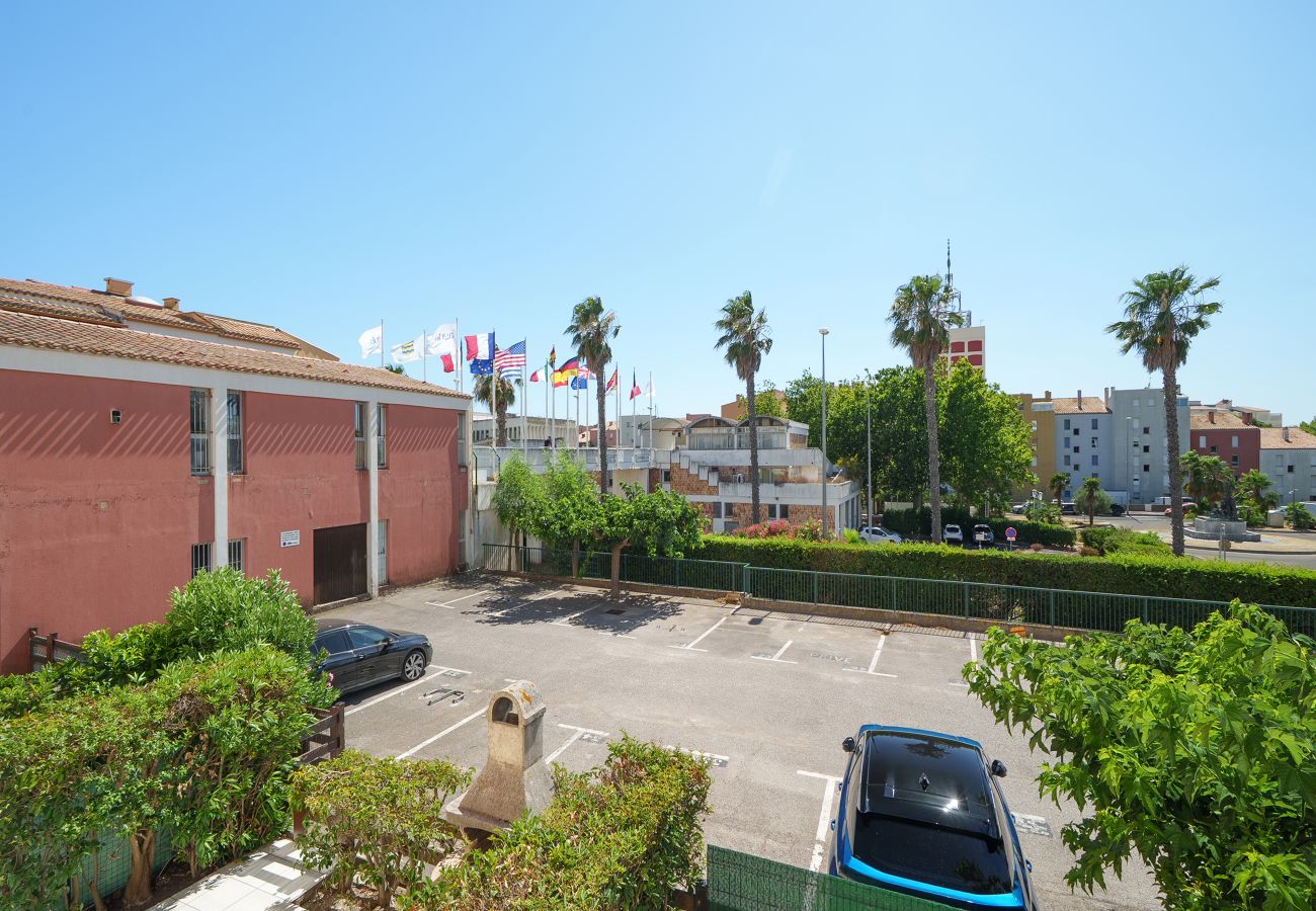 Apartment in Agde - Air-conditioned apartment 300 meters from the beach, with private parking