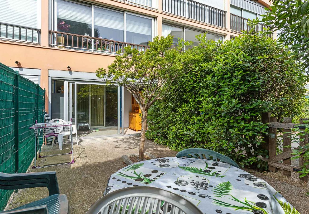 Studio à Agde - Studio 4 pers, grande terrasse avec loggia vitrée