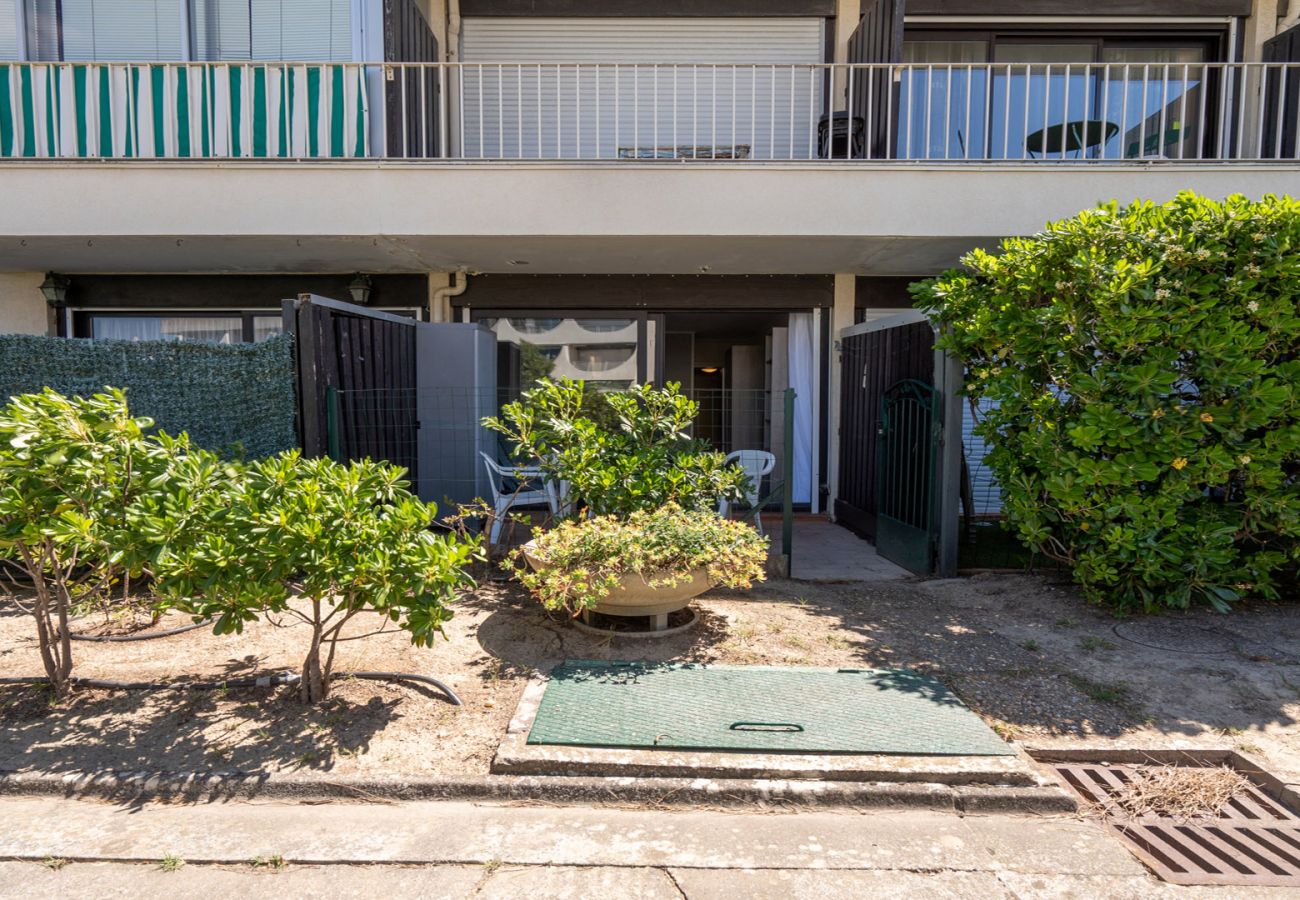 Studio à Le Grau-du-Roi - Studio lumineux 2 pers, terrasse, proche de la mer